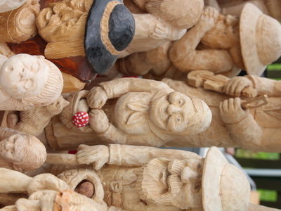 Zdjęcie drewnianych figur, rzeźby bab i dziadków.