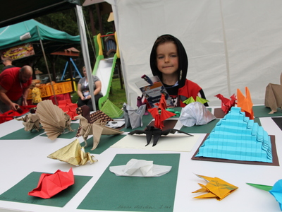 Zdjęcie figurek origami na tle chłopca.