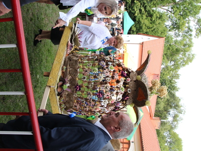 Zdjęcie kosza dożynkowego trzymanego przez dwie panie.