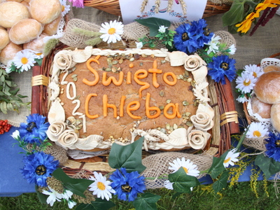 Zdjęcie bochenka chleba z napisem Święto Chleba.