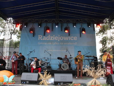 Zdjęcie zespołu muzycznego na scenie.