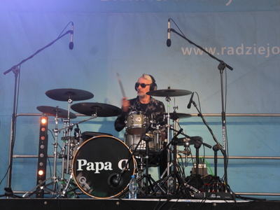 Zdjęcie perkusisty zespołu Papa D na scenie.