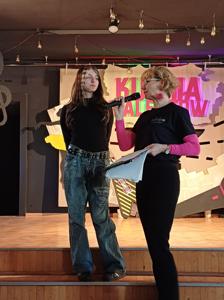Kuźnia Talentów - I Festiwal Artystyczny w Radziejowicach, młodzież prezentuje swoje prace