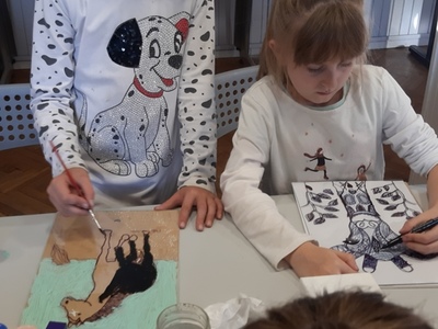 Dwie dziewczynki w trakcie malowania prac na szkle.