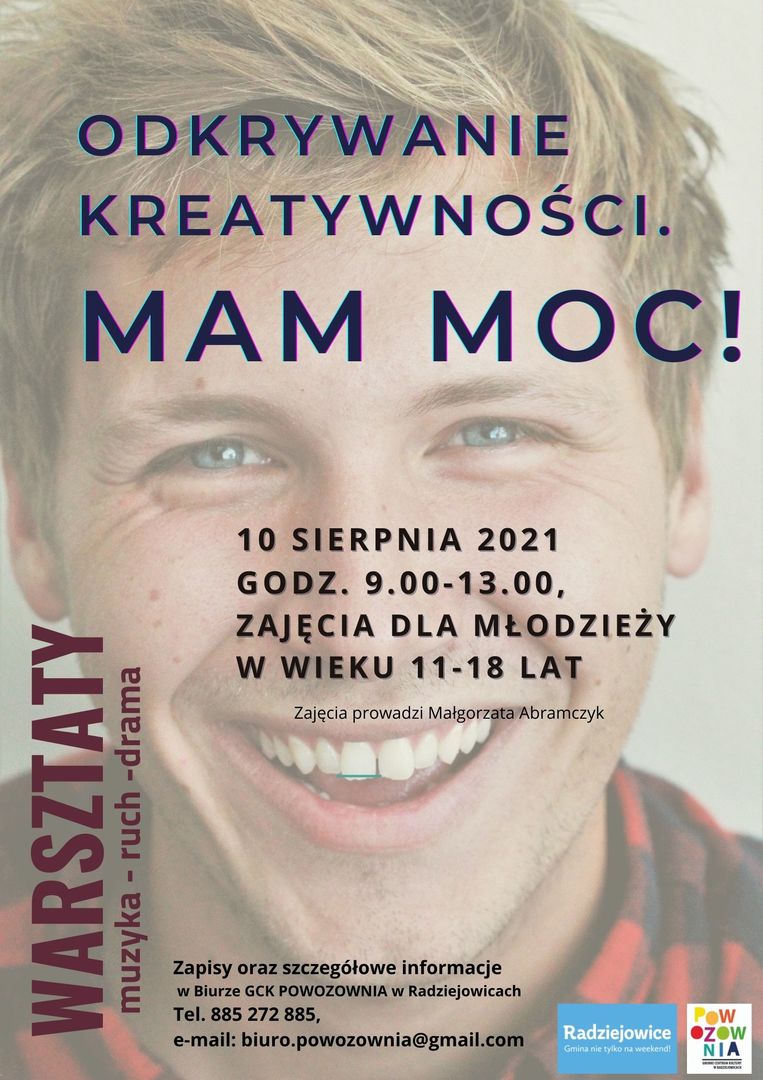 Plakat przedstawia uśmiechającego się mężczyznę. Informacje dotyczą zajęć pobudzających kreatywność dla młodzieży.  