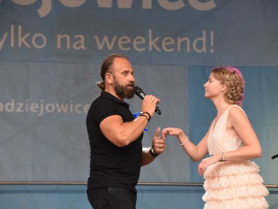 Zdjęcie przedstawia Pana Grzegorza Matusiaka, instruktora prowadzącego salsę.