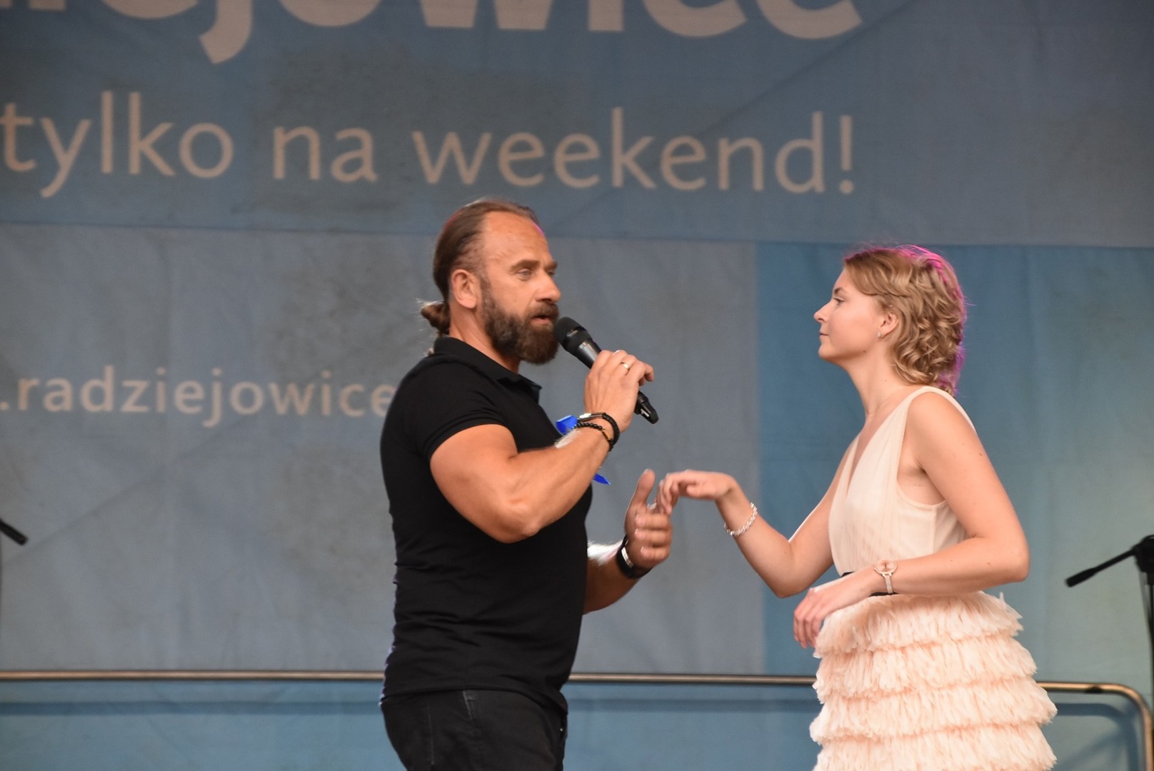 Zdjęcie przedstawia Pana Grzegorza Matusiaka, instruktora prowadzącego salsę.