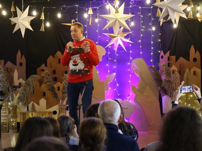 Wójt Gminy Radziejowice Artur Jankowski wita wszystkich na II Festiwalu Jasełkowym w Radziejowicach