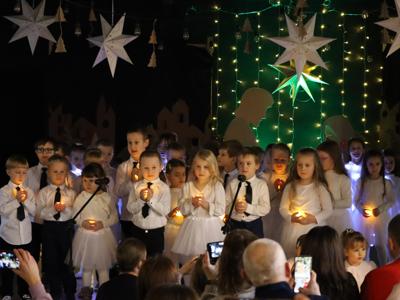 Występ dzieci z Przedszkola im Jana Brzechwy w Radziejowicach, podczas II Festiwalu Jasełkowego w Radziejowicach
