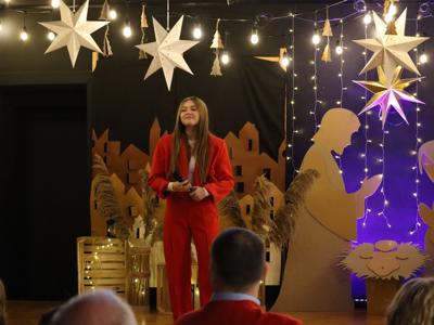 Patrycja Kulicka śpiewa kolędy podczas II Festiwalu Jasełkowego w Radziejowicach