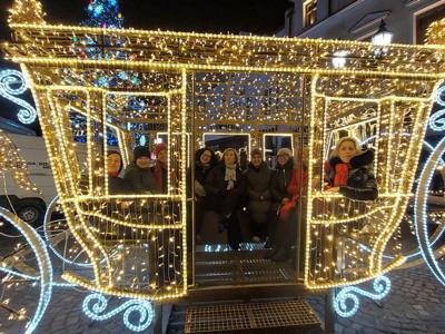Chórzystki w świątecznej iluminacji - Chór Gaudemaus