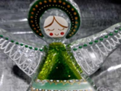 Nagroda festiwalowa – Szklana statuetka w kształcie anioła z uśmiechniętą twarzą i zieloną szatą, zdobiona złotymi akcentami.