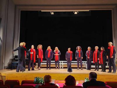 Żeński Chór Kameralny Gaudeamus z Radziejowic  na scenie XII Międzynarodowego Festiwalu Kolęd i Pastorałek w Rzeszowie.