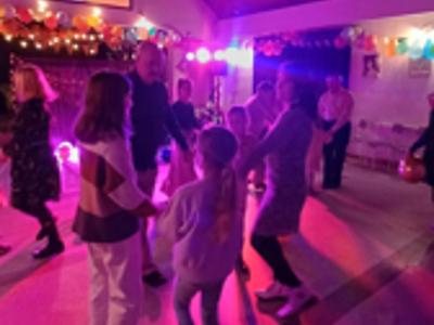 Wspólny taniec dziadków i dzieci - Randka z Babcią i Dziadkiem w Powozowni