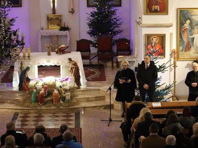 Wójt Gminy Radziejowice Artur Jankowski i Dyrektor Gminnego Centrum Kultury Agnieszka Rybarczyk otwierają  II Noworoczny Koncert Chóralny