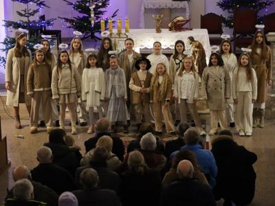 Schola Bogudźwięczni zespół, który od 17 lat ubogaca liturgię śpiewem i jednoczy pokolenia w parafii św. Ojca Pio w Mszczonowie