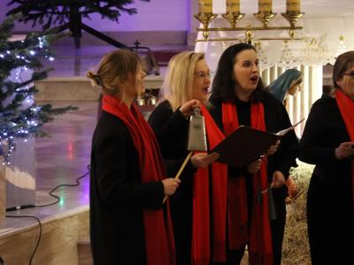 Chór Gaudeamus śpiewacy w eleganckich strojach, pełni pasji i zaangażowania.