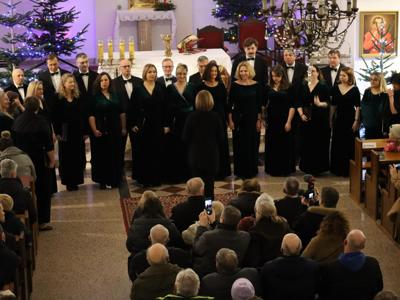Grodziski chór Cantata Piękne brzmienia chóru w kościelnej przestrzeni pełnej echa.