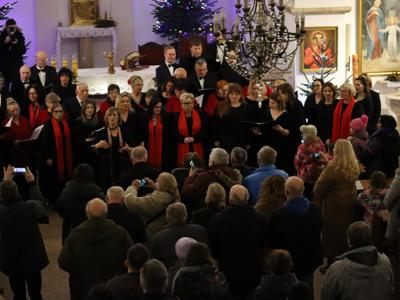 II Noworoczny Koncert Chóralny - Wszystkie chóry wspólnie śpiewają kolędę Bóg się rodzi, pod przewodnictwem Barbary Paszkiewicz