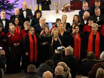 Chóralne brzmienie niosło się po kościelnych nawach, poruszając serca.