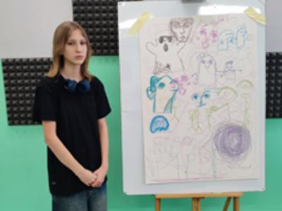 Dzieci z Radzijeowic z zapałem rysują „Ducha Szkoły”, inspirując się instrukcjami Kateriny Sheda.