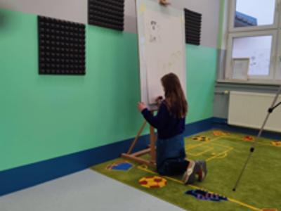 Zainspirowani instrukcją Kateriny Sheda z Muzeum Sztuki Nowoczesnej, dzieci z Radziejowic rysują „Ducha Szkoły”.