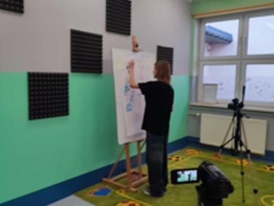 W Radzijeowicach uczniowie tworzą rysunki przedstawiające „Ducha Szkoły”, kierując się wytycznymi Kateriny Sheda, pokazując swoją artystyczną wizję.