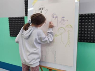 „Duch Szkoły” na podstawie instrukcji z Muzeum Sztuki Nowoczesnej, tworząc kolorowe rysunki.