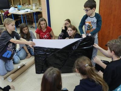 Projekt „Formy Podstawowe” w Radzijeowicach umożliwia uczniom tworzenie według instrukcji artystycznych, takich jak „Duch Szkoły” Kateriny Sheda,