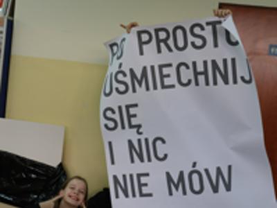 W ramach projektu „Formy Podstawowe” uczniowie Radziejowic tworzą prace inspirowane instrukcjami: „Po prostu uśmiechnij się i nic nie mów” Rirkrita Tiravanija,