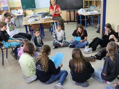 Projekt „Formy Podstawowe” w Radziejowicach umożliwia uczniom tworzenie według instrukcji artystycznych.