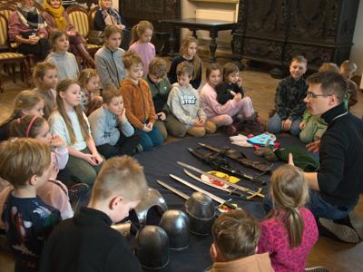 Wykład Kultura Rycerska, zapoznawanie z zbroją i narzędziami rycerzy