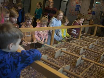 Fabryka Czekolady -  dzieci dowiadują się jak suszone są ziarna kakowca