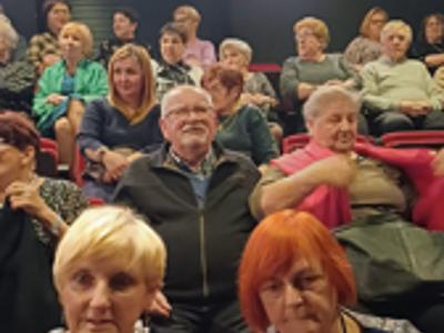 Uczestnicy UTW na wycieczce w Teatrze Roma w Warszawie