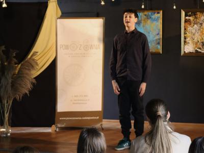Kiedy poezja staje się mostem między sercem a publicznością – uczestnicy konkursu recytatorskiego udowodnili, że słowo ma moc. - Warszawska Syrenka