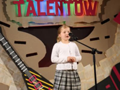 Dzieci i młodzież z gminy Radziejowice prezentują swoje umiejętności podczas Kuźni Talentów
