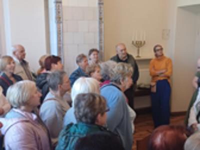 Seniorzy z UTW Powozownia Radziejowice na wyciecze w Walewicach