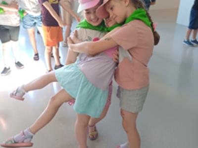 Muzeum Sztuki Nowoczesnej - rzeźba z ludzi 0 wakacje z Powozownią
