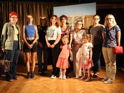 Grupa malarska młodzieży i dorosłych z instruktorem Maria Holubieva GCK Powozownia
