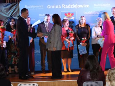 wręczenie dyplomów dzień edukacji narodowej