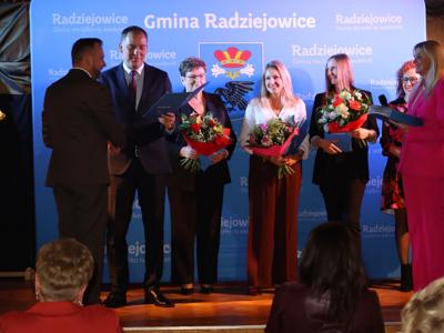 wręczenie dyplomów dzień nauczyciela Gmina Radziejowice