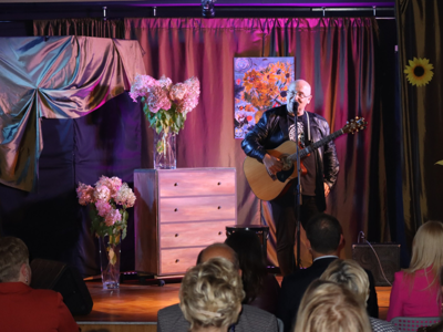 występ Roberta Kasprzyckiego podczas Dnia Edukacji Narodowej w Gminie Radziwjowice