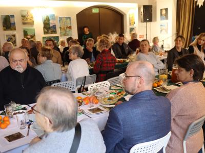 Gwiazdka z przyjaciółmi- wspólnie przy stole