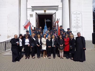 Grupa osób pod kościołem