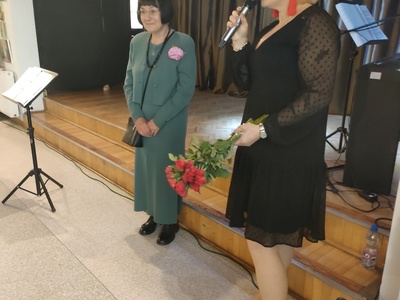 Wręczenie kwiatów.