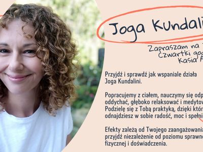 Plakat a na nim kobieta w kręconych blond włosach, w białej koszulce. 