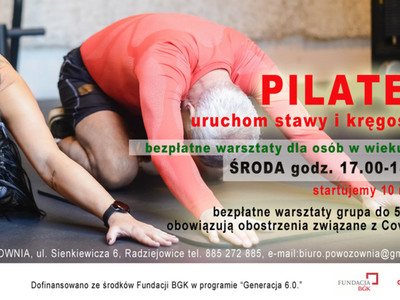 Plakat informujący o zajęciach pilates uruchom stawy i kręgosłup. Treść:  bezpłatne warsztaty dla osób w wieku 60+. Środa godz. 17.00-18.00. Obowiązują obostrzenia związane z Covid-19. Zapisy: Powozownia, tel. 885272885, e-mail: biuro.powozownia@gmail.com. Dofinansowano ze środków fundacji BGK w programie "Generacja 6.0".