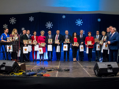 Na fotografii przedstawiciele gmin biorących udział w XVI samorządowym kolędowaniu.