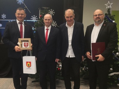 Na zdjęciu przedstawiciele gminy Sompolno biorący udział w kolędowaniu w Żychlinie.