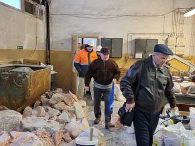 Na zdjęciu pracownicy kopalni soli oprowadzają seniorów po pracowni rzeźbiarskiej.